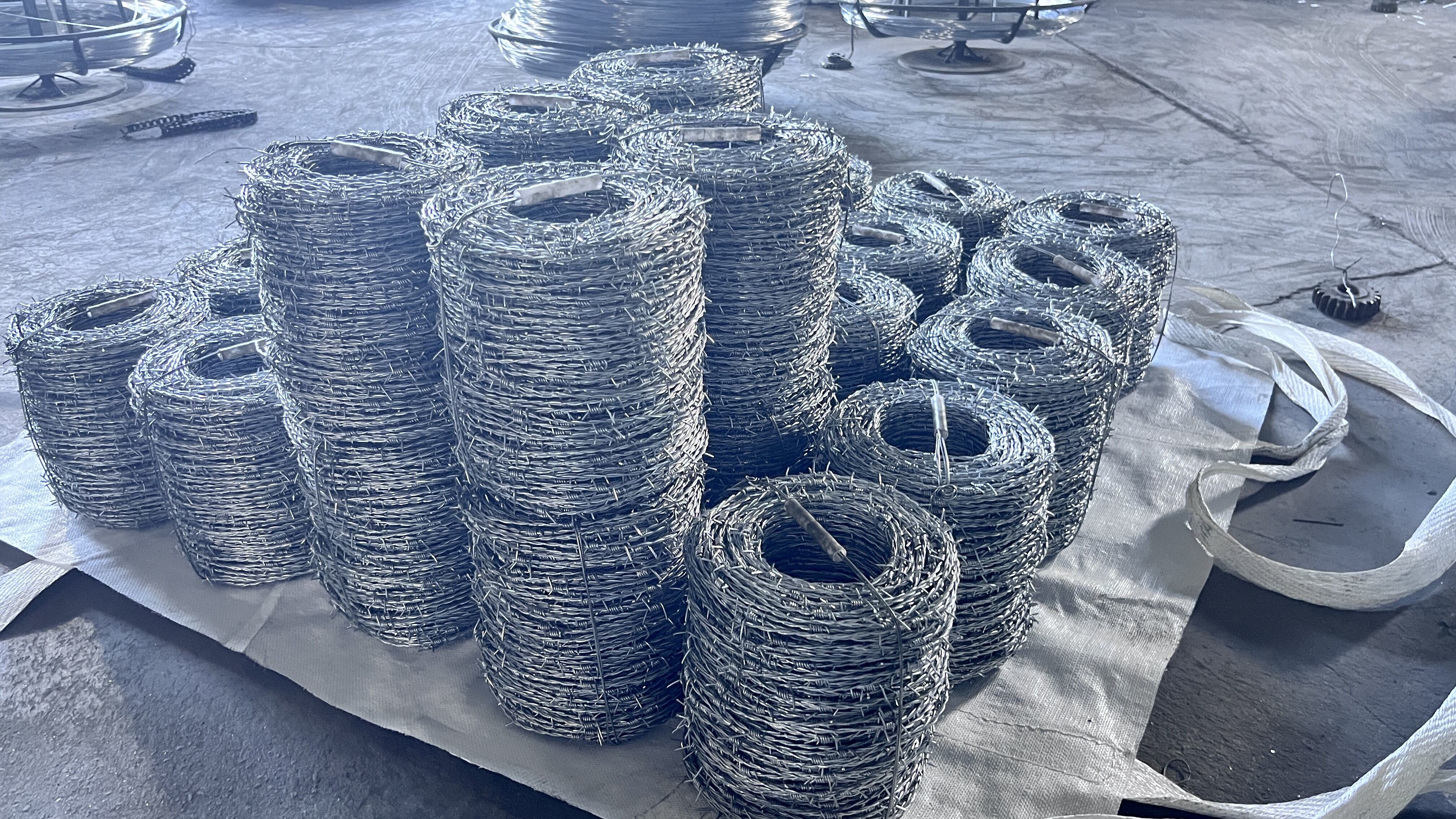 Galvanized Barbed Wire Steel Barbed Wire Bto-22 Fencing Wire Price