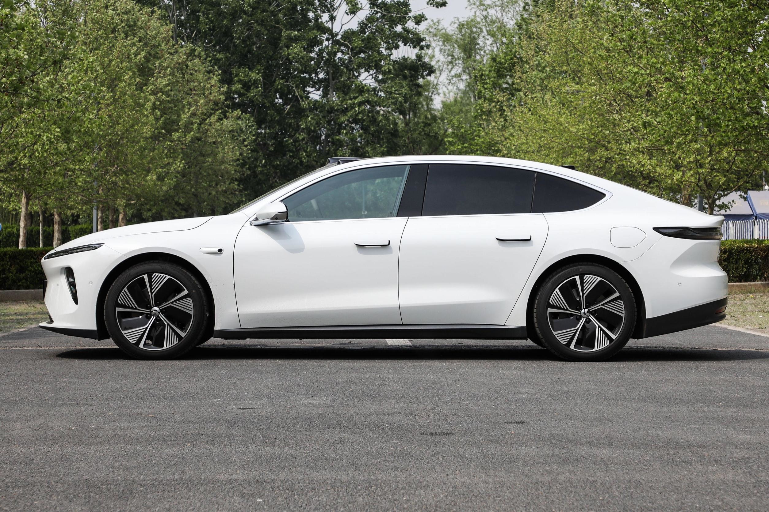 Four Wheeled EV Electric Car Vehicle 360KW Ternary Lithium Battery Operated 700km