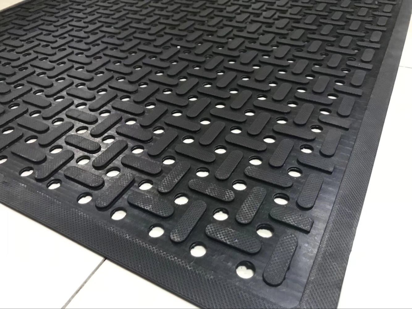 Rubber floor mat Hotel kitchen rubber floor mat Round hole rubber floor mat