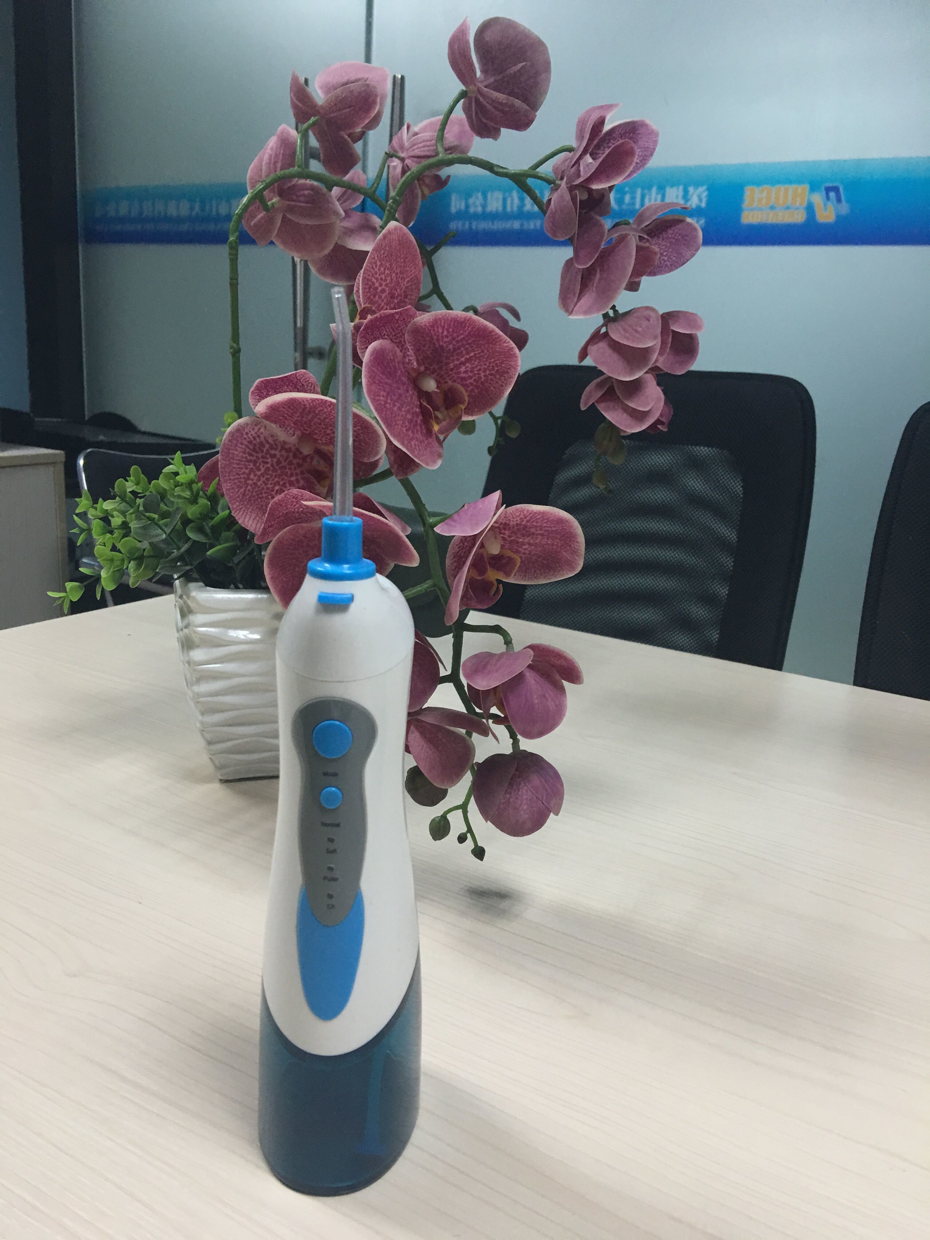 Waterproof 180ML Rechargeable Dental Water Flosser Oral Irrigator with 3 Operating Modes 1500mAH Li-ion Batte
