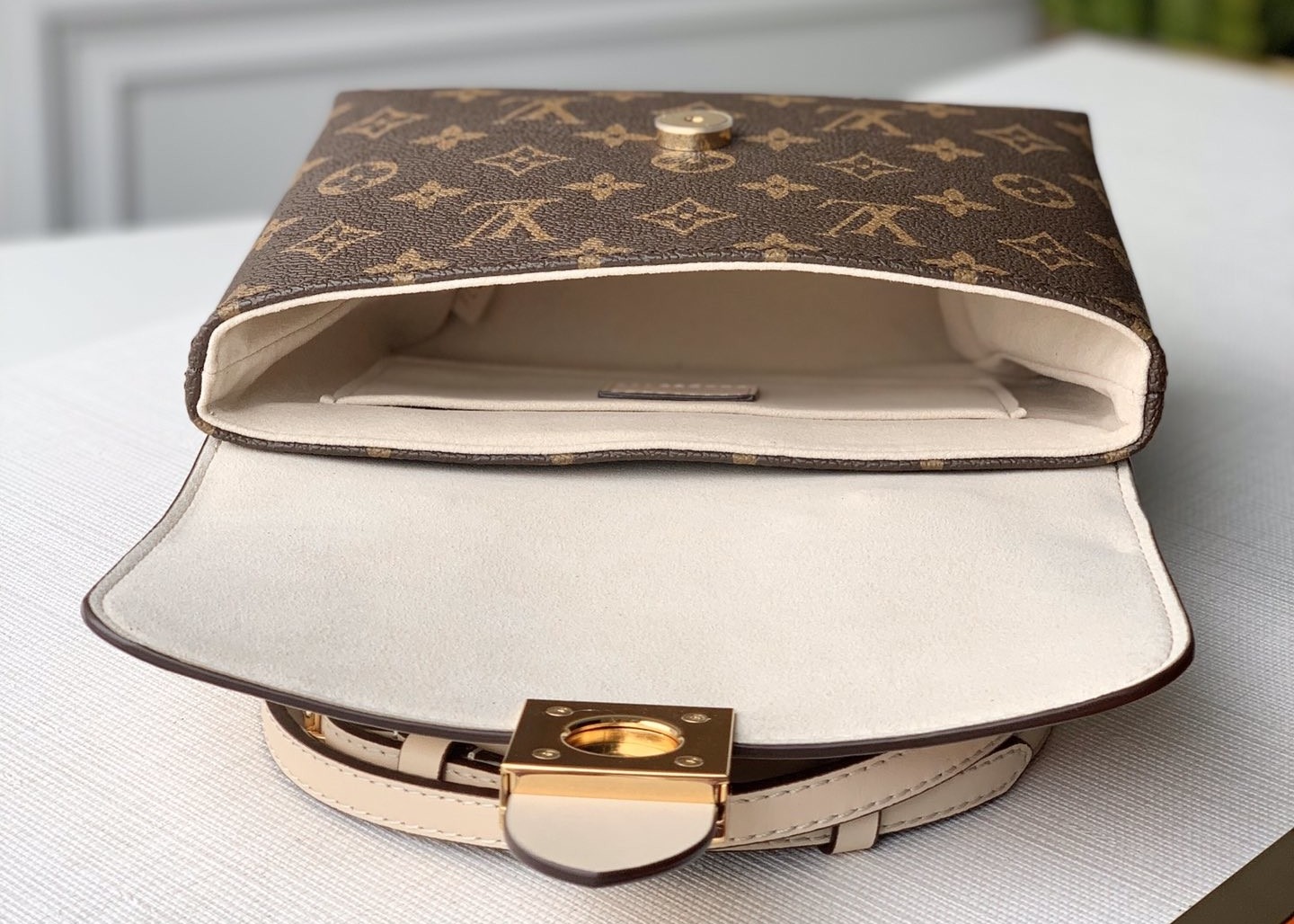 Women'S Black Handhold Luxury Bucket Bag With Lock Catch