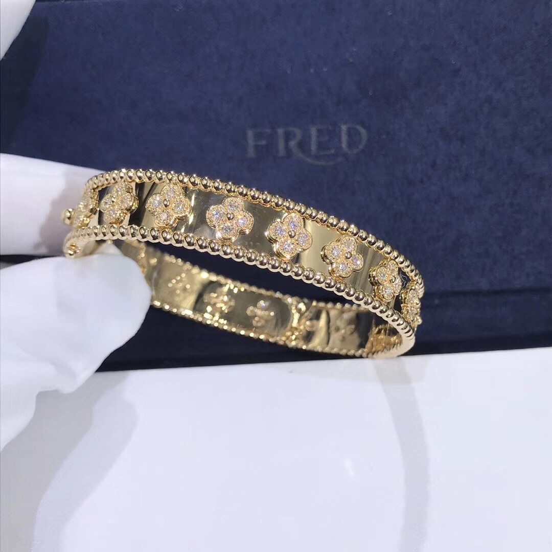 Customization Gorgeous 18k Gold Van Cleef & Arpels PerléE Clovers Bracelet Small Model