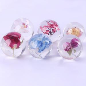 China Dia80mm Dia90mm Flower Paperweight Clear Solid Epoxy Resin Sphere wholesale