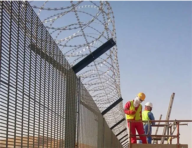 Giant Shuttle Green Wire Mesh Fence Welded 358 Security Fence 1