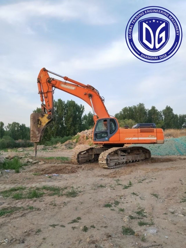 Used Doosan DX500LC 50 Tonne Excavator With Precise Control Over Excavation