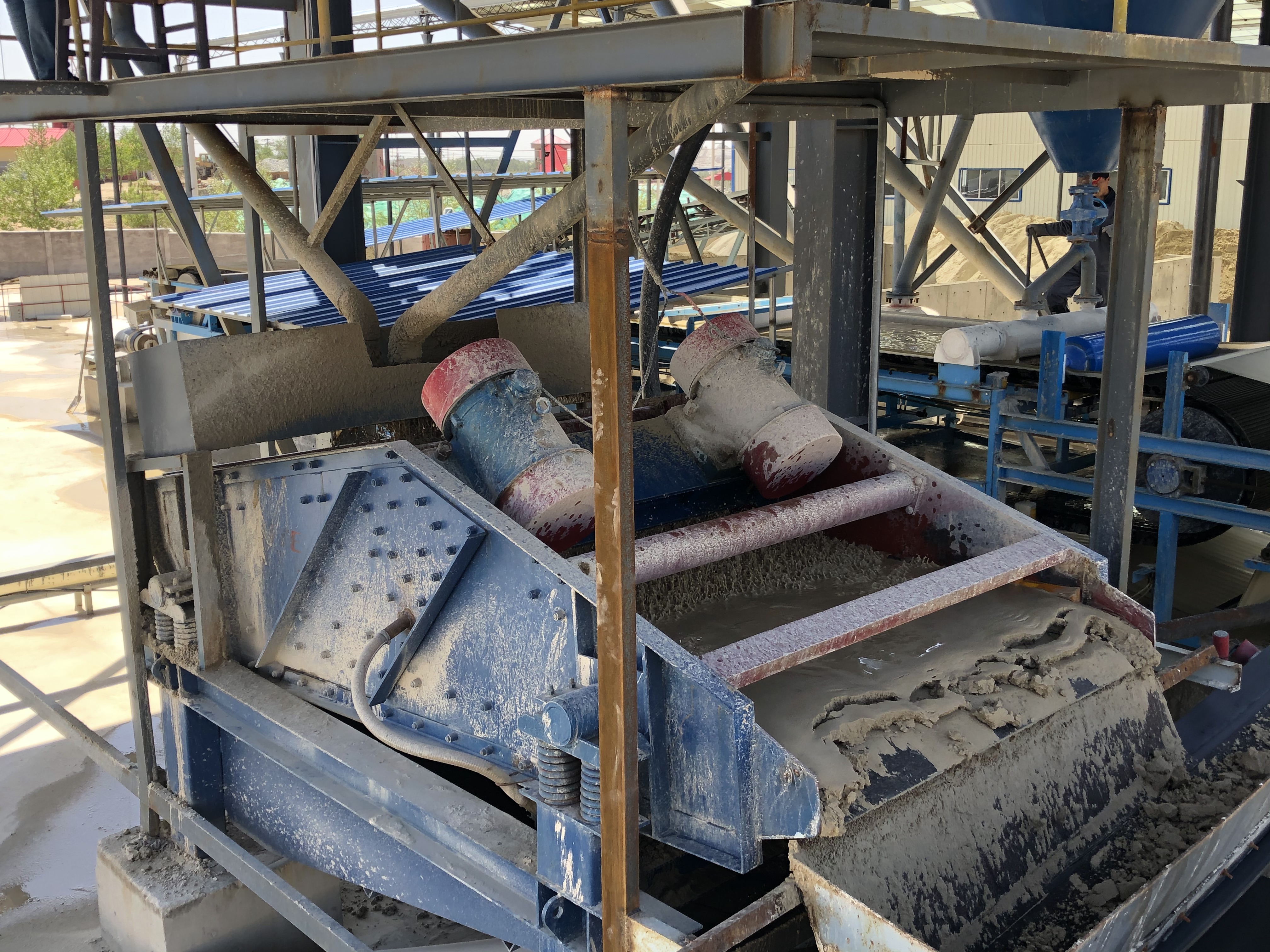 Linear Vibrating Screen Machine for High Frequency Dewatering of Sand in Ore Mining
