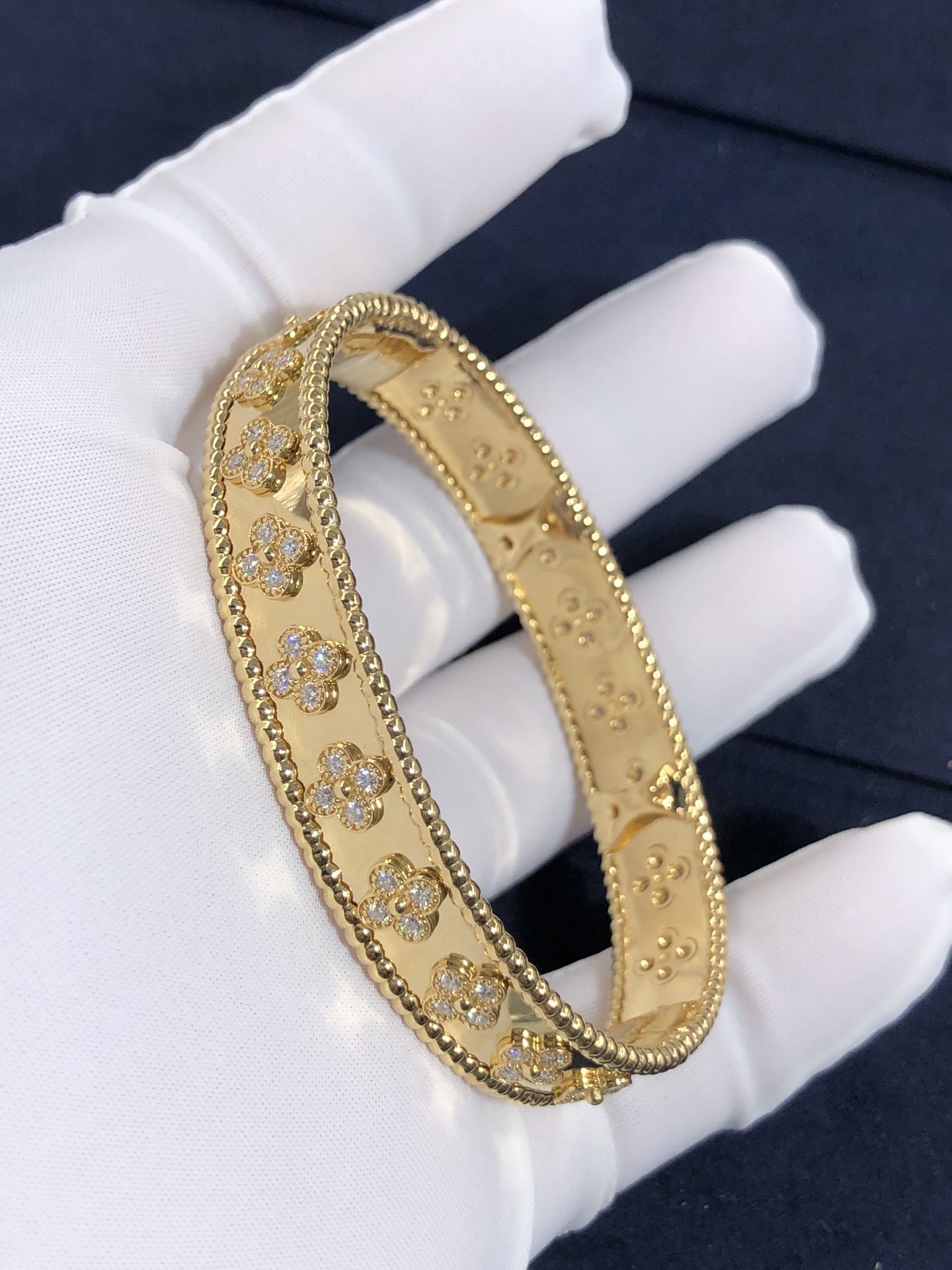 Customization Gorgeous 18k Gold Van Cleef & Arpels PerléE Clovers Bracelet Small Model