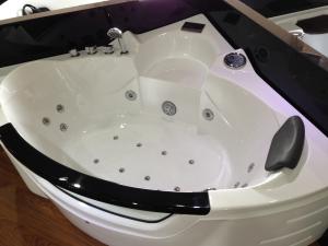 China whirlpool massage bathtub wholesale