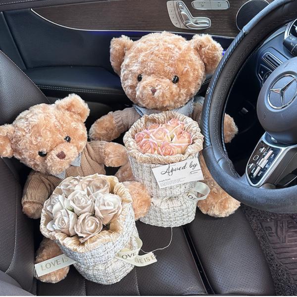 A teddy bear doll bouquet, a birthday gift for graduation on the Qixi Festival, a girl gives her best friend and girlfriend a teddy bear hug and a
