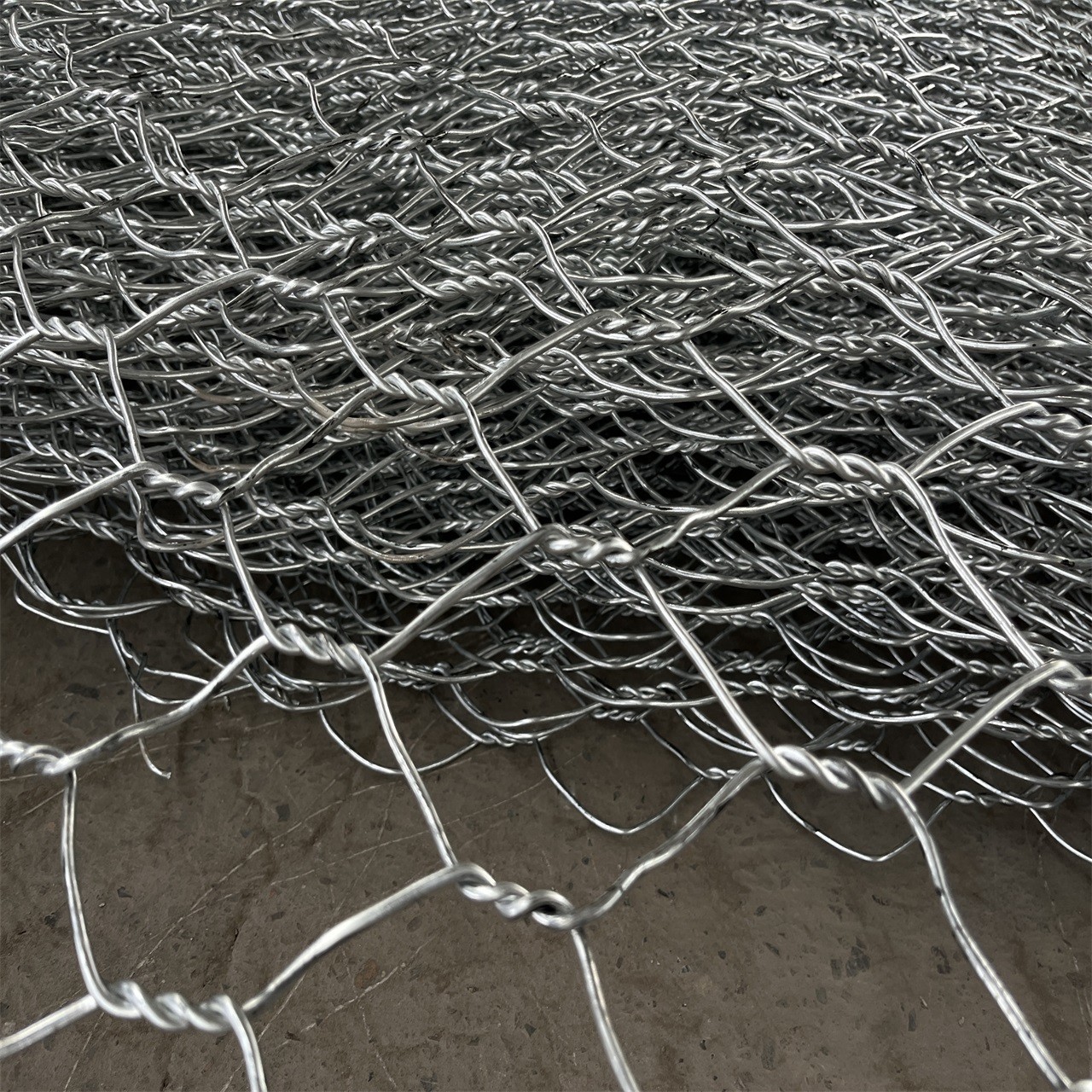 Black Durable 2.7mm Gabion Box Tensile Strength 380-400mpa Retaining Wall
