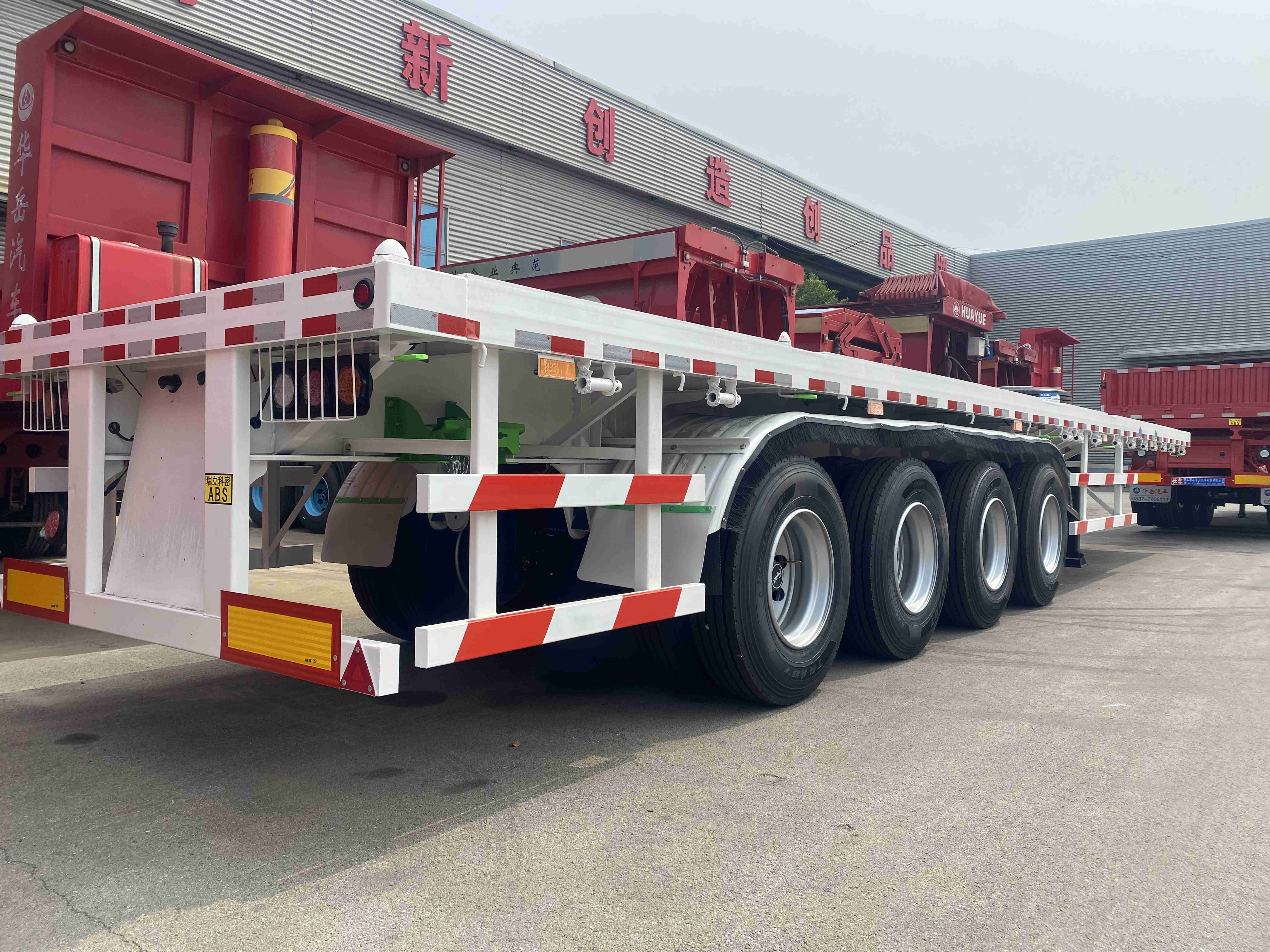 40ft 45ft Flat Bed Trailer Another Fuel tank Installed on the Container Flatbed Trailer Bulk Goods Transport Trailer