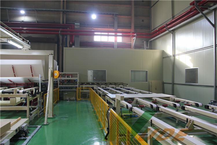 Single Layer Short Cycle Lamination Line Hot Press For HDF MDF PB Board Laminating
