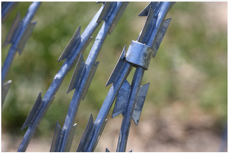China manufacturer direct wholesale Hot Dipped Galvanized Barbed Wire Fence For Mesh Fencing