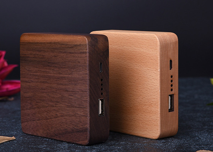7800mAh Carved Wood Power Bank Customized Design Silk Screen Logo