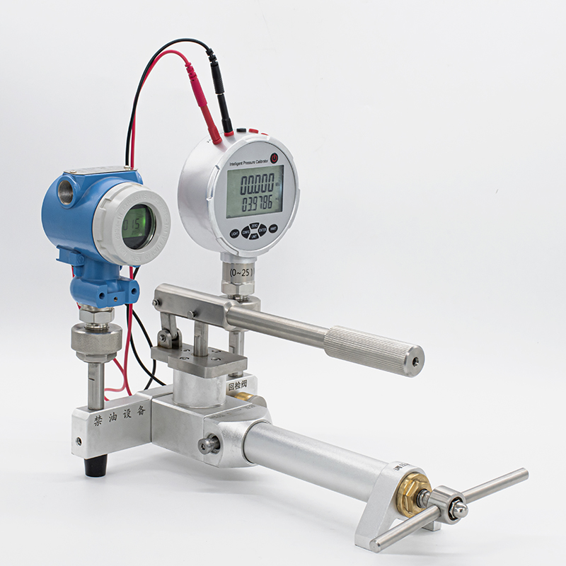 High Precision Portable Multifunction Calibrator 70Mpa Digital Pressure Pump Calibrator
