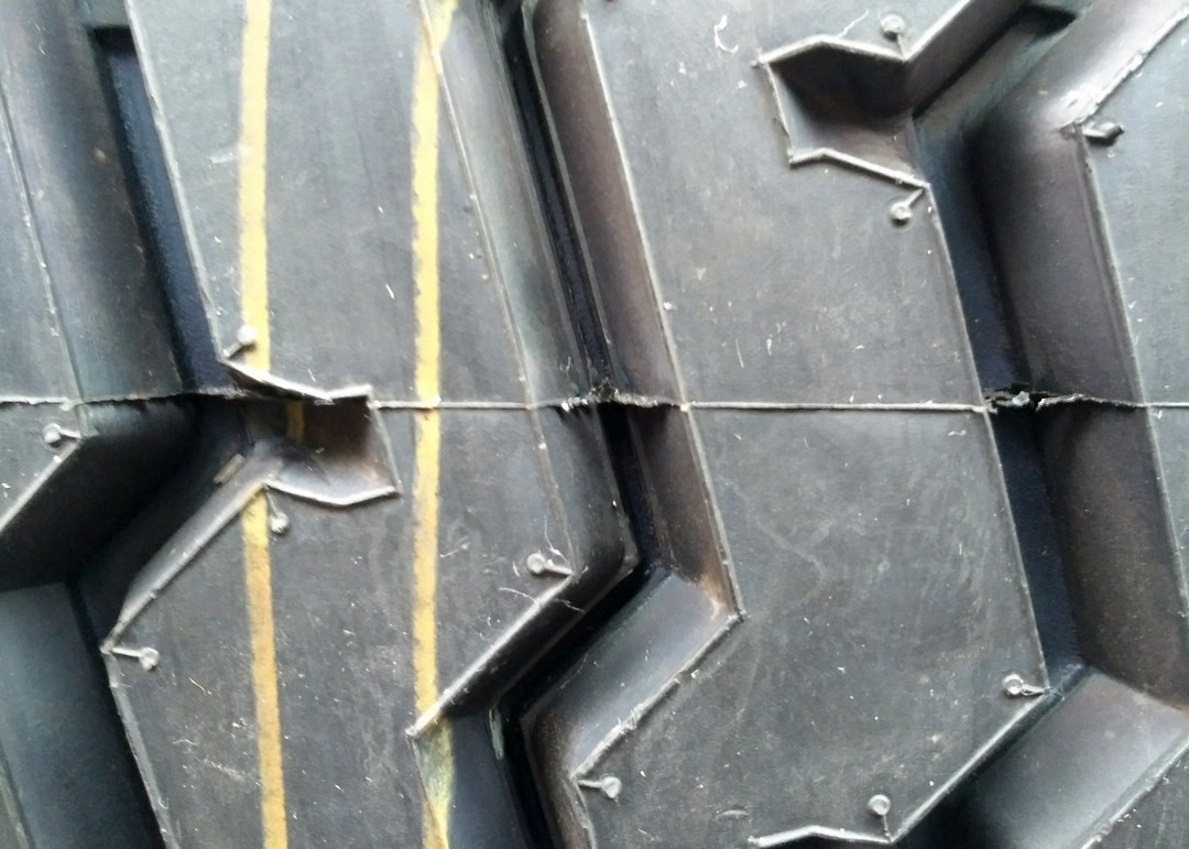 Tubeless Truck Bus Radial Tyres 12R22.5 152/149K Opened Outboard Shoulder
