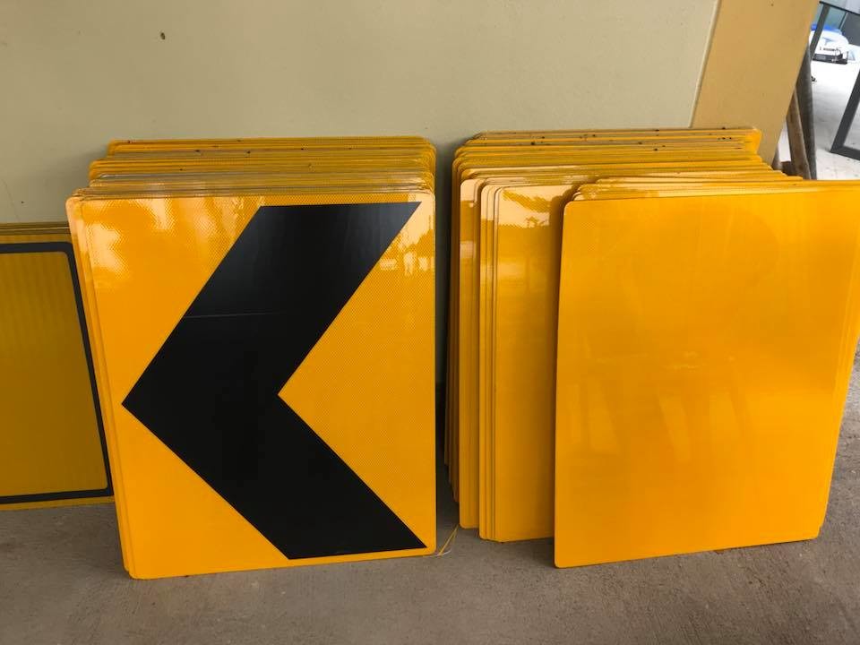 Road Safety Traffic Sign Chevron Reflective Sheeting Vinyl With Red / Yellow Stripes
