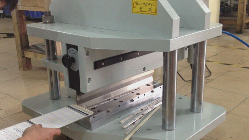 CWVC-450 66 v cut Aluminium PCB separator,PCB depaneling machine,PCB Depanelizer,PCB cutting machine.jpg