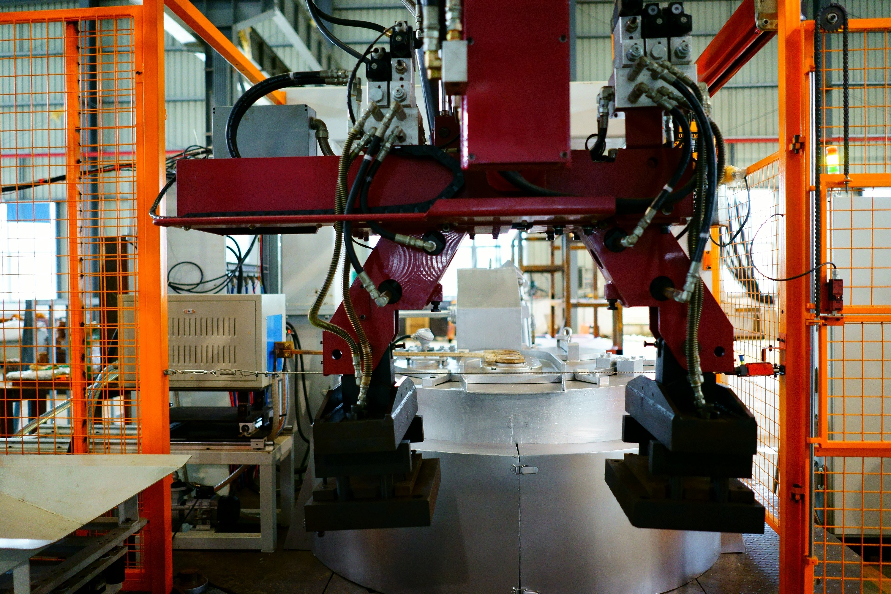 Automatic Pouring Low Pressure Die Casting Machine 380V With Melting Furnace