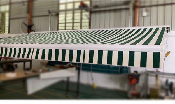 Balcony Aluminium Waterproof Retractable Awning With Rain Channel Half Box On The Top