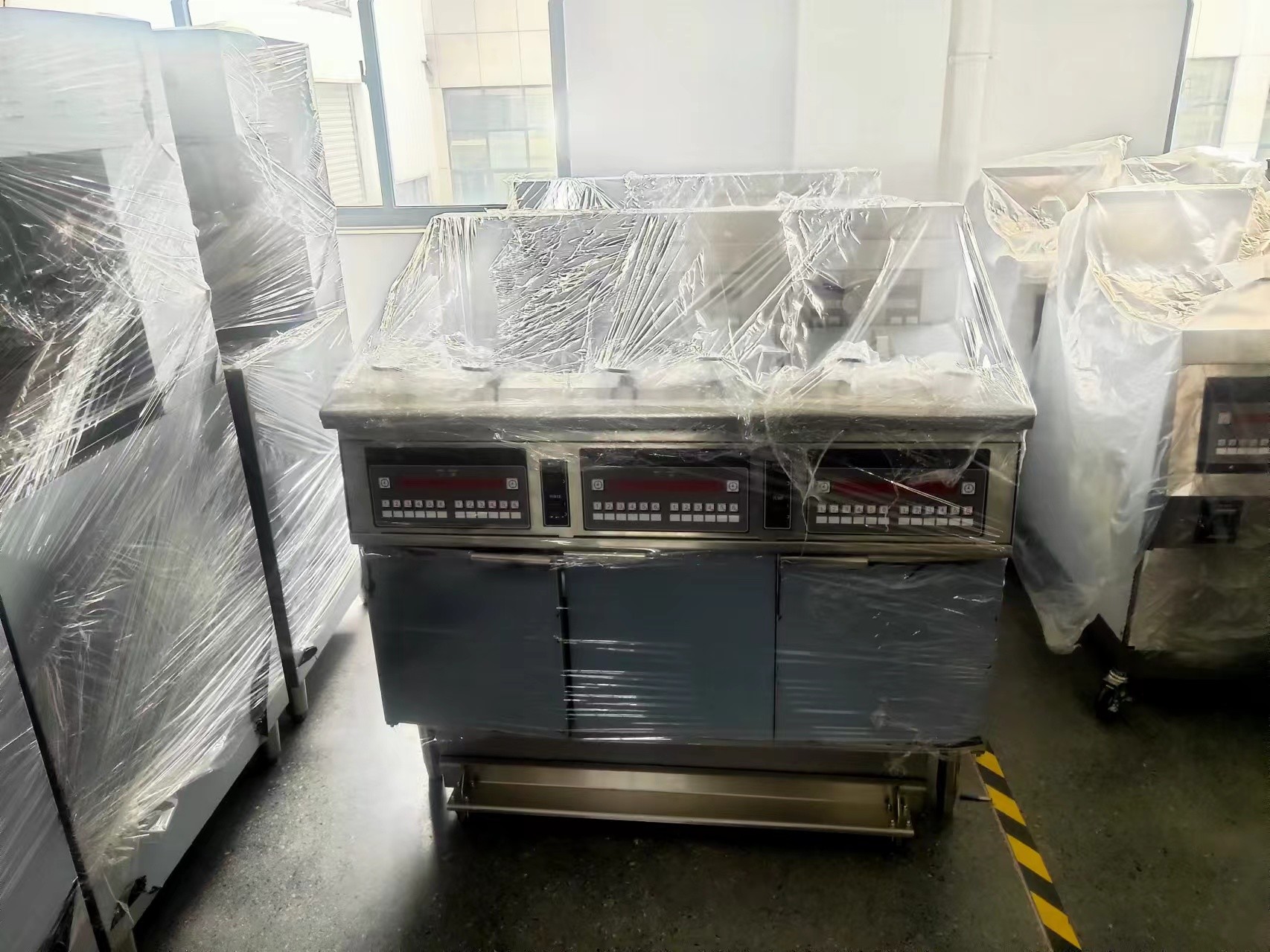 Three Pots Six Baskets Electric Digital Computer Panel Open Deep Fryer With Oil Filtration