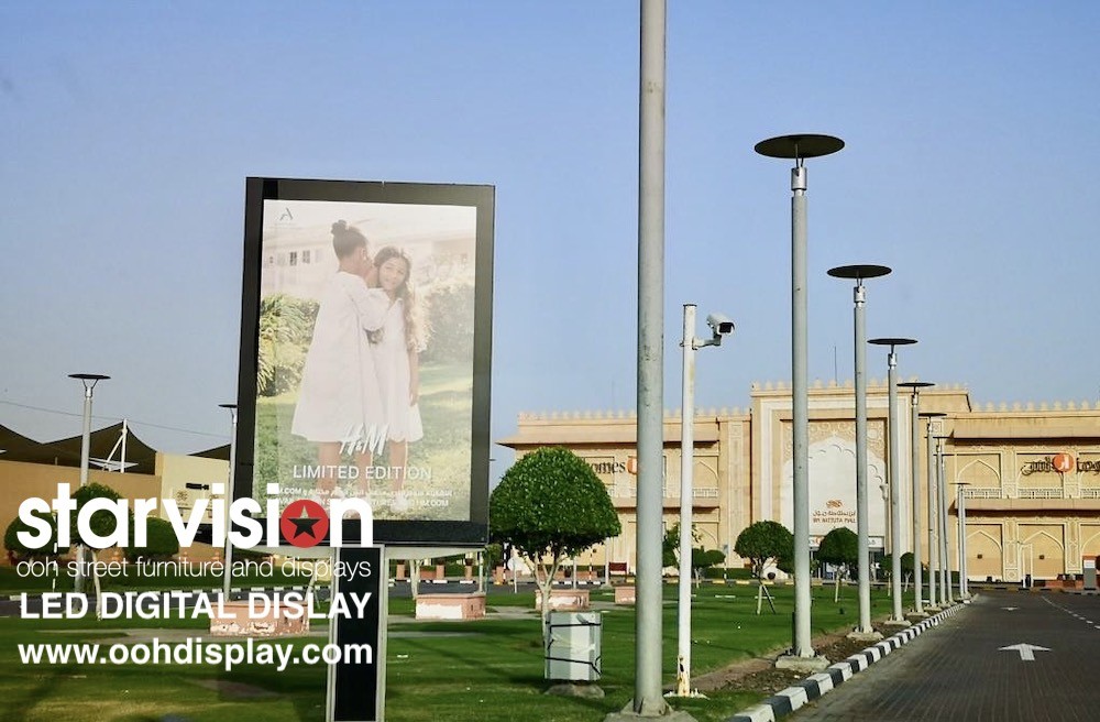 3.91mm 3840Hz Street LED Display Corrosion Resistant City Light Poster
