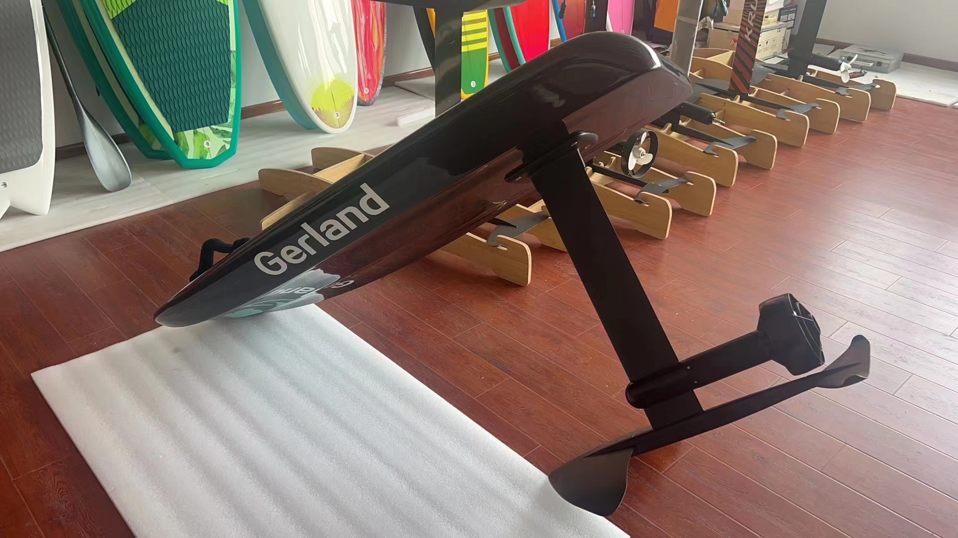 Electric Surfboard with Battery Life of 800 Charge-Discharge Cycles and 72V Voltage