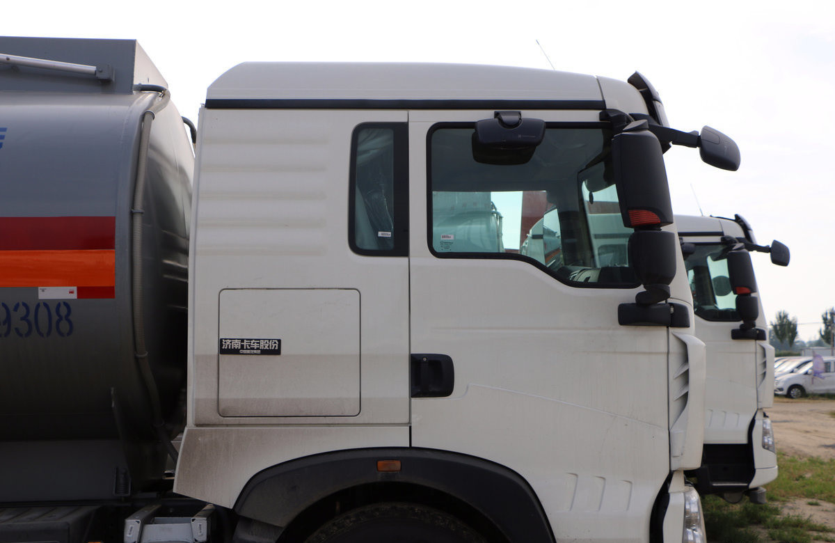 Sinotruck Howo 6*4 Drive Mode 10 Tyre Oil Tanker Truck 25 Cubic 10 Meters Long LHD