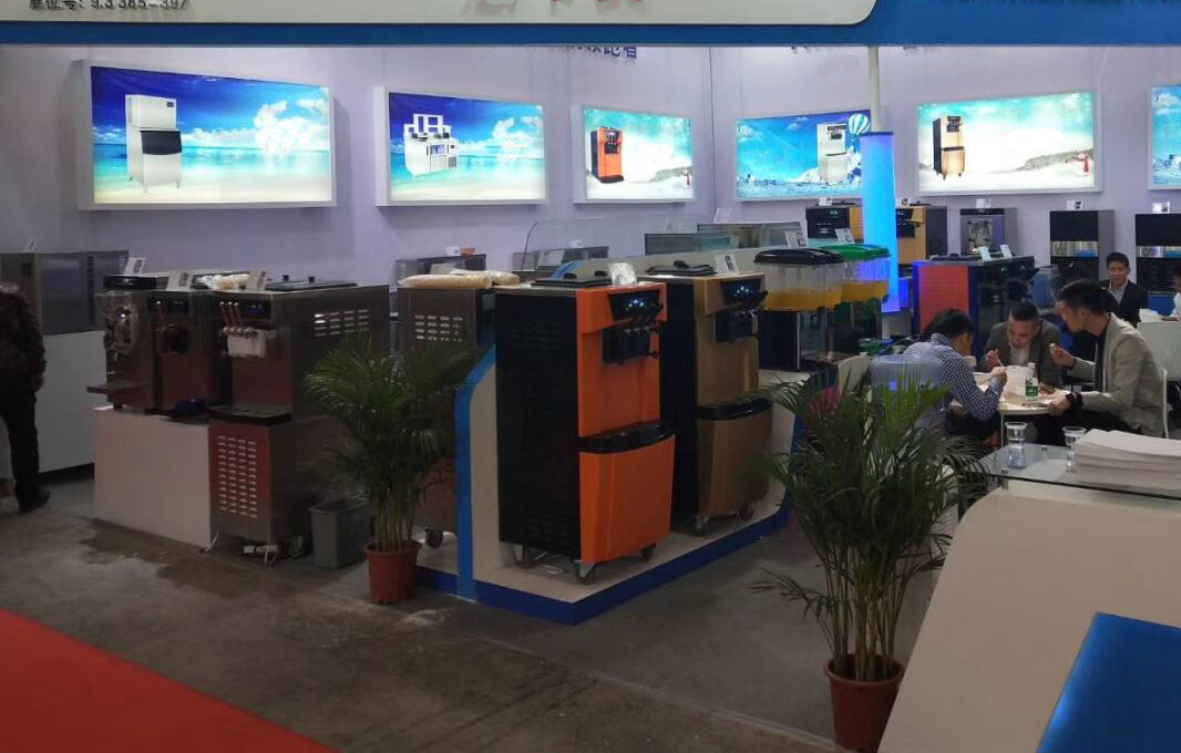 20-28L/H Soft Serve Ice Cream Machine Ideal for Commercial Catering Customised 3 Flavor Icecream Maker