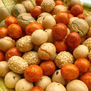 China Crispy Roasted Sesame peanut ball snack Mixed Peanuts Crackers wholesale