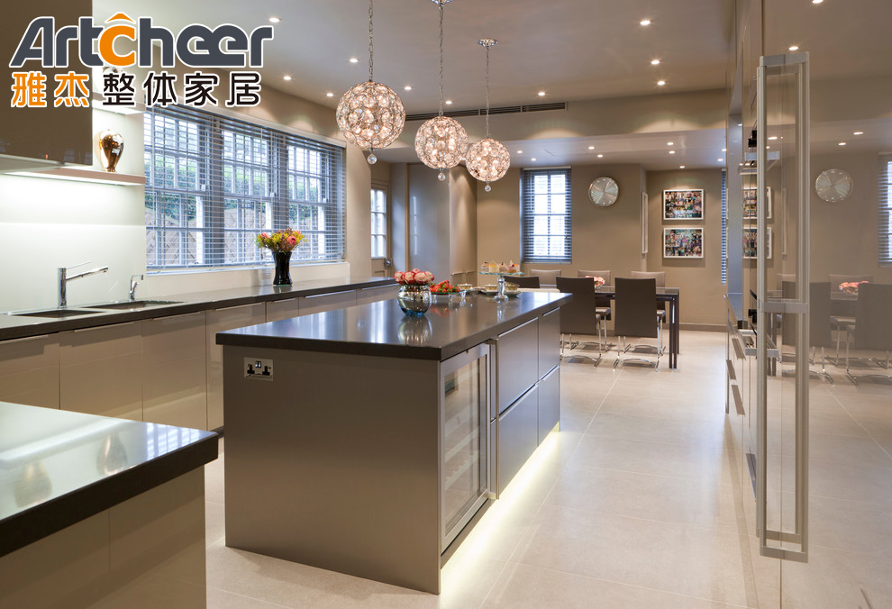 Kitchen Furniture Solid Wood Storage Cabinet with Modular Design and Customized Color