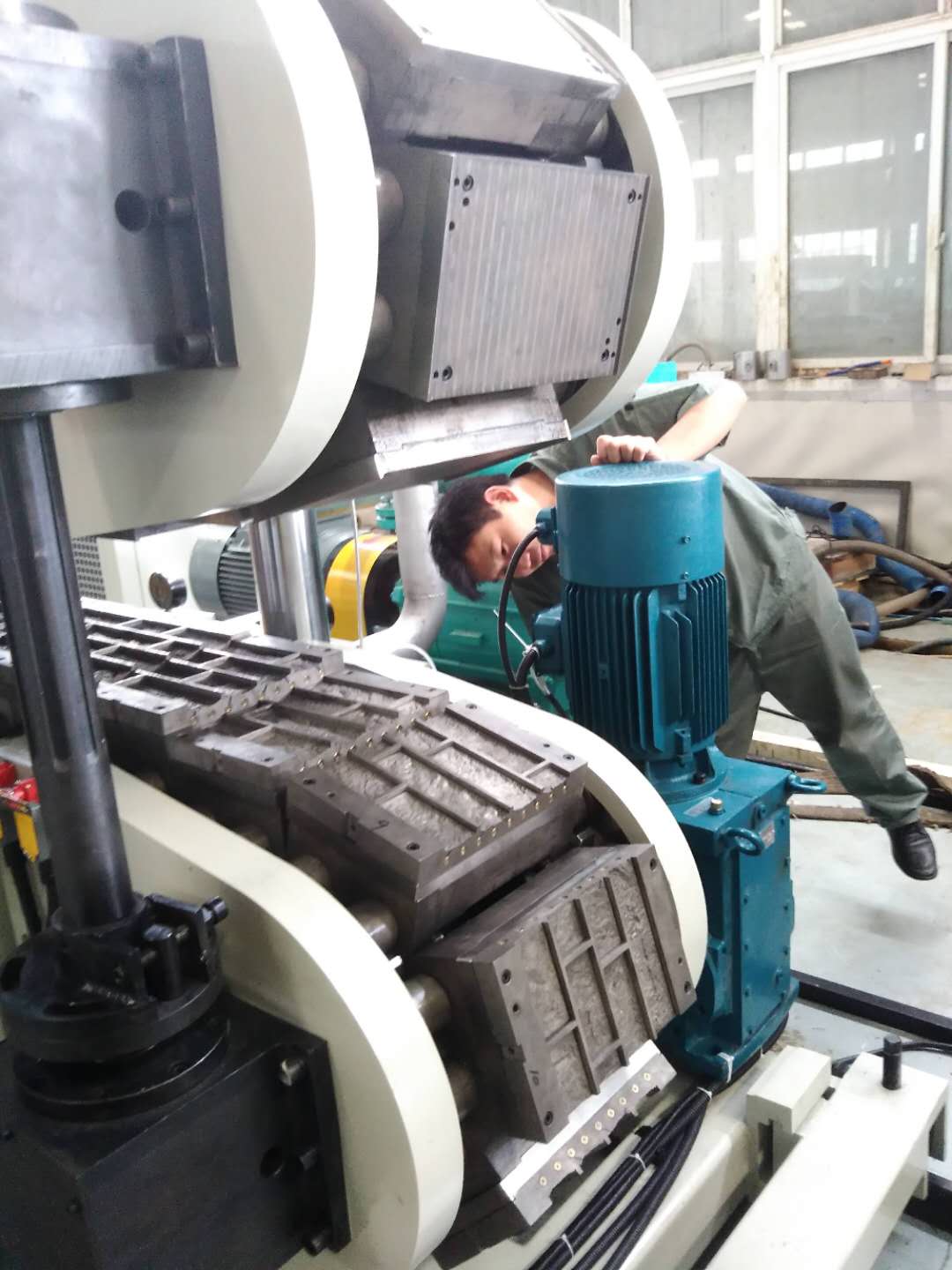 Double-screw PVC Stone Siding Extrusion Line with Screw Design