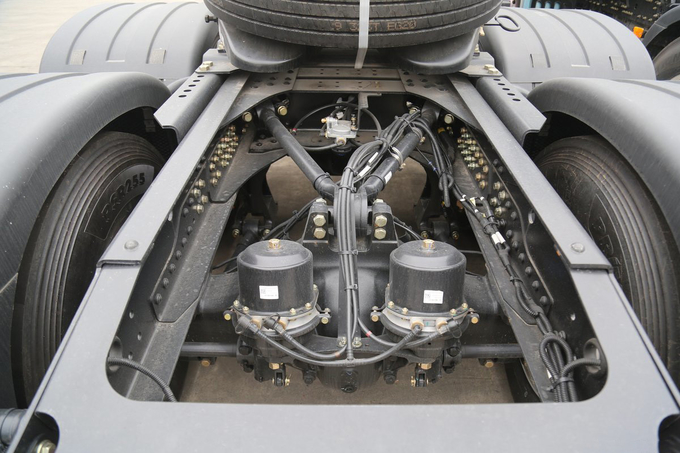 Single Row Half Seat Weichai Engine 460HP 6X4 High Roof CNG Tractor Shacman Heavy Duty Truck