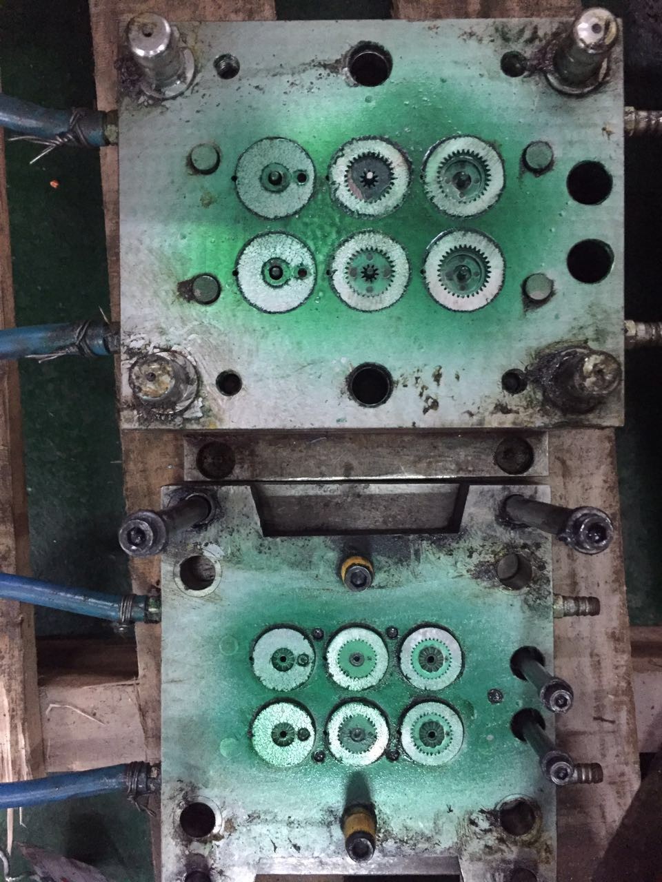 Custom designed high-precision plastic injection mould for model airplane