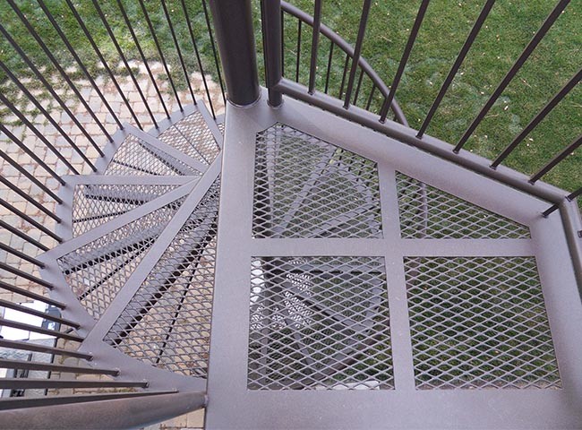 Expanded Metal Stair Tread with Anti-Skid and High Load Capacity Provide Great Safety for Pedestrians Walking on Stairs