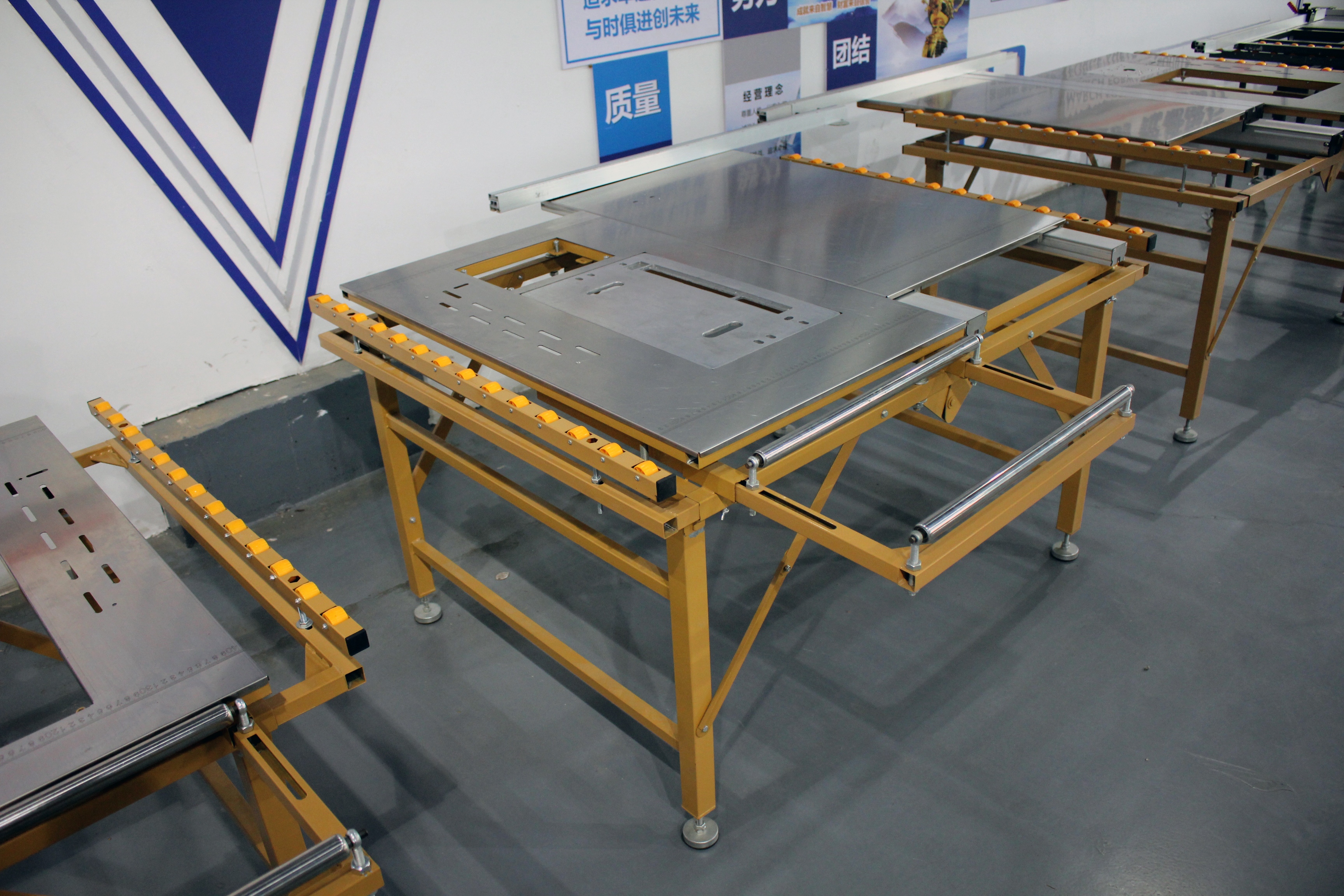 Wood Portable Sliding Table Saw Cutting Machine For Construction Works In Yellow
