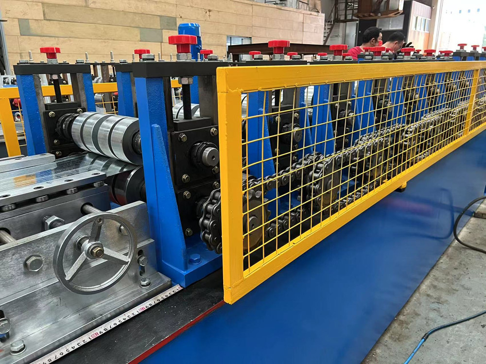 Width Adjustable 30m/min C U Profile Roll Forming Machine With 7.5kw Motor Hydraulic Cutting