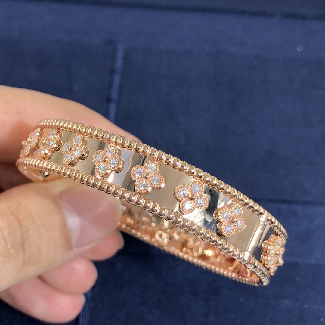 Customization Gorgeous 18k Gold Van Cleef & Arpels PerléE Clovers Bracelet Small Model