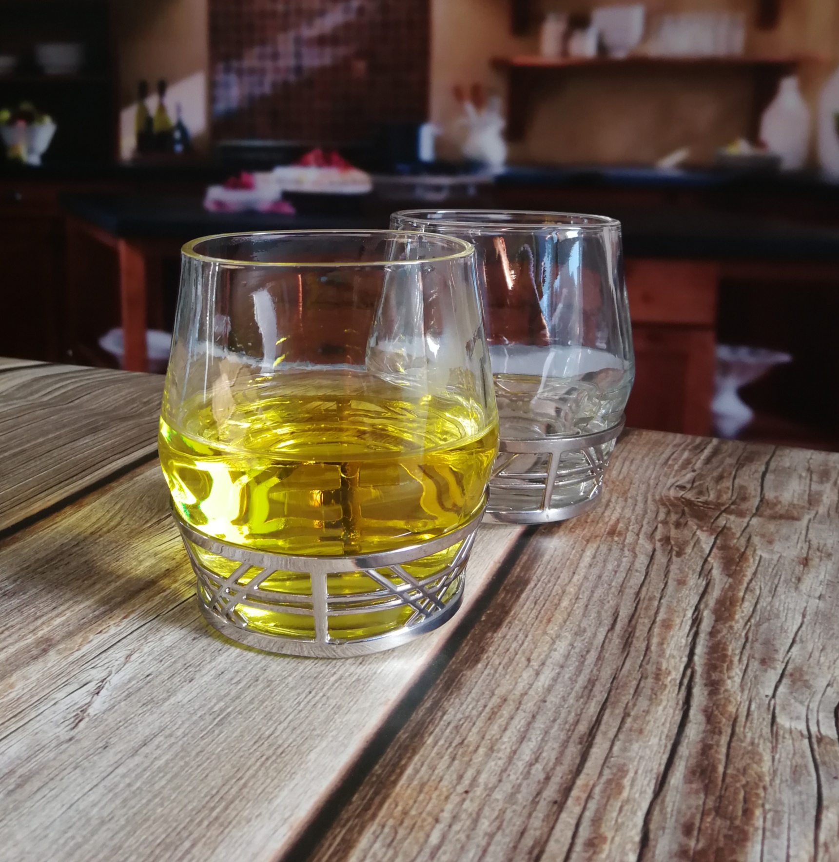 Retro Style Metal Base Rock Glass Handmade Whiskey Glass , Crystal Whisky Glasses