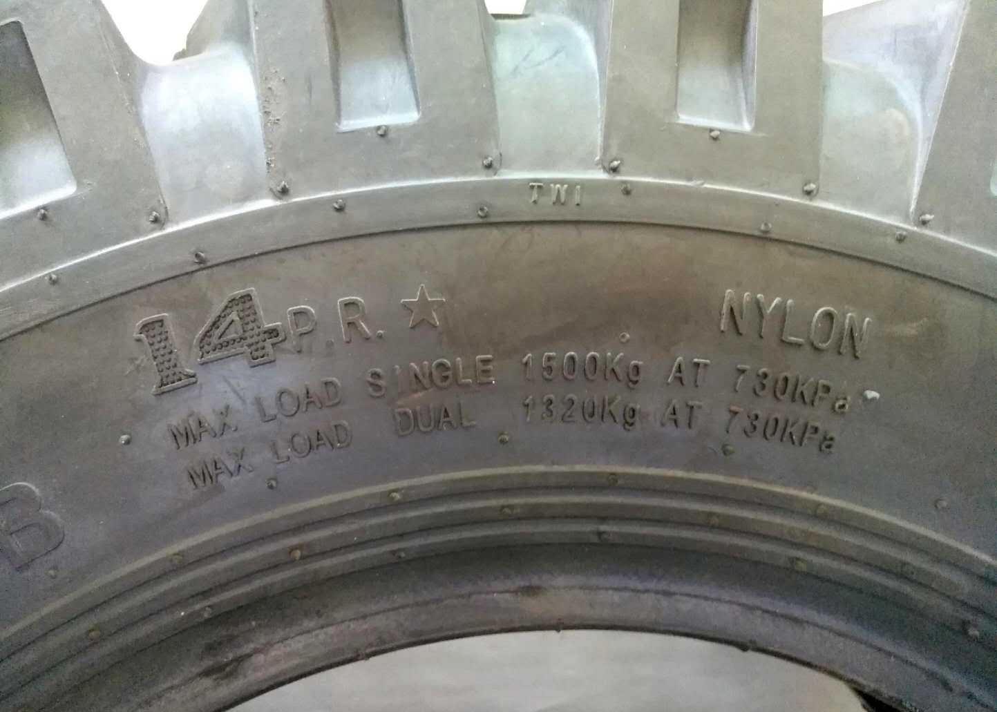 Nylon Carcass Farm Wagon Tires 7.50-16 Puncture Resistance In Tropical Mountain Area