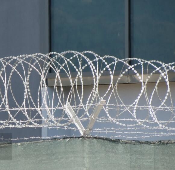 CBT Razor Barbed Wire For Fortification Anti-Rust Razor Blade Barbed Wire Double Strand In Rolls