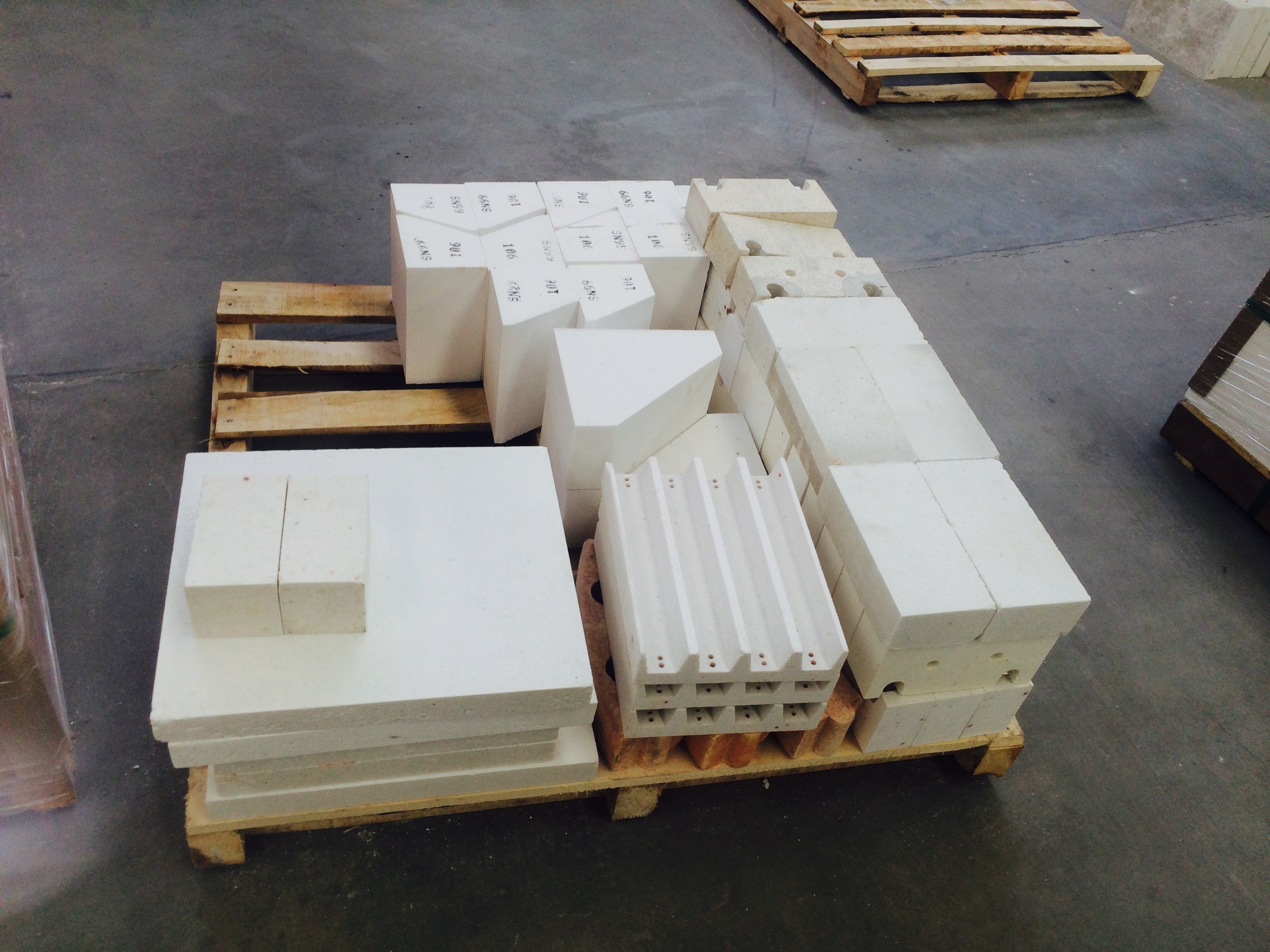 Low-Thermal Conductivity Refractory Corundum Mullite Brick for Blast Furnace Hearth