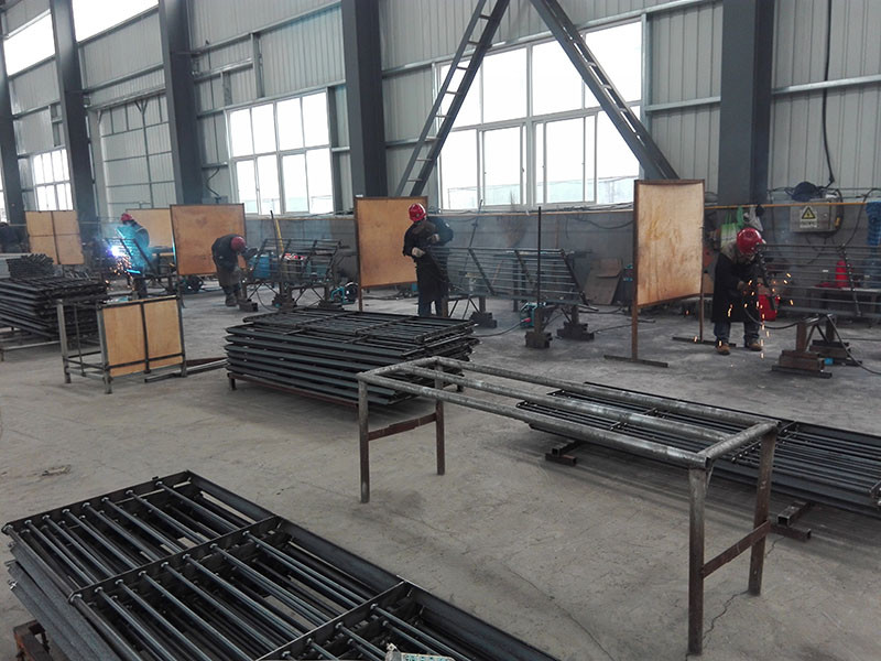 Galvanized Pig Farm Equipment Pig Farrowing Pen Gray Color Alkali Resistance