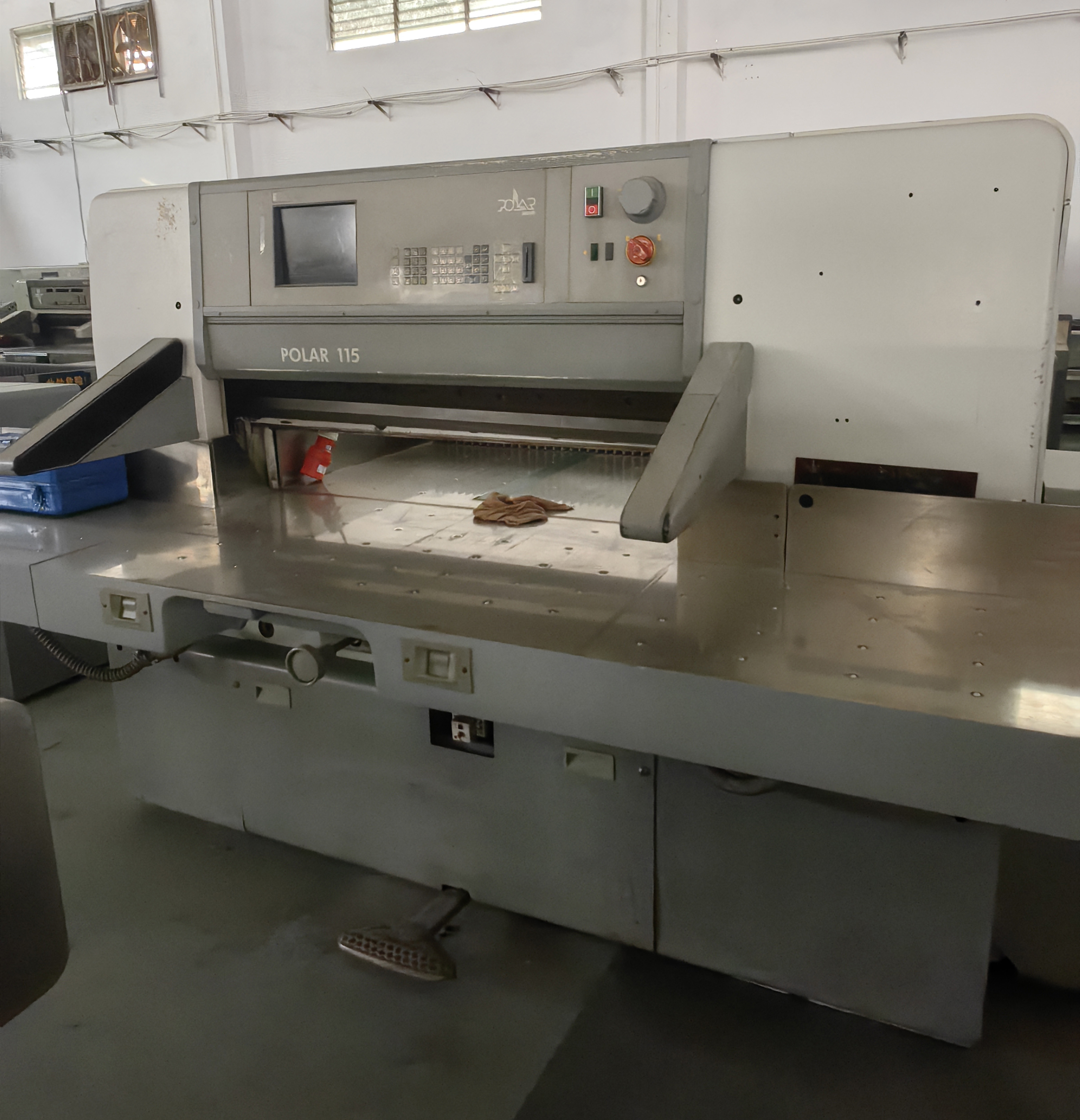 PLC Polar Paper Cutting Machine Essential 380v For Maintaining Your Cutting Machine Performance
