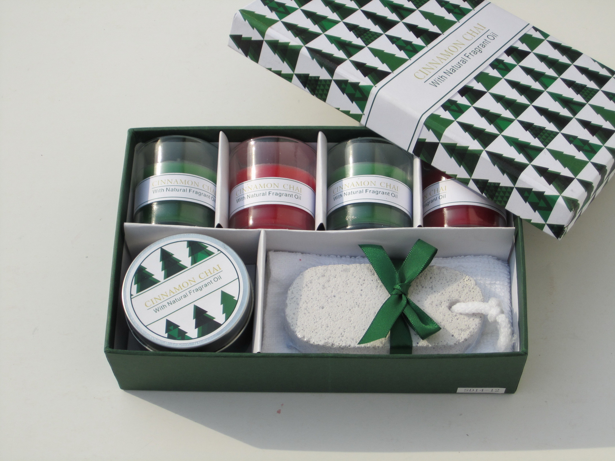 Red & Green Cinnamon chai fragrance scented glass candle & tin candle packed into gift box