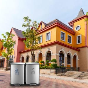 China Fingerprint Resistant 40L Stainless Steel Outdoor Trash Can wholesale