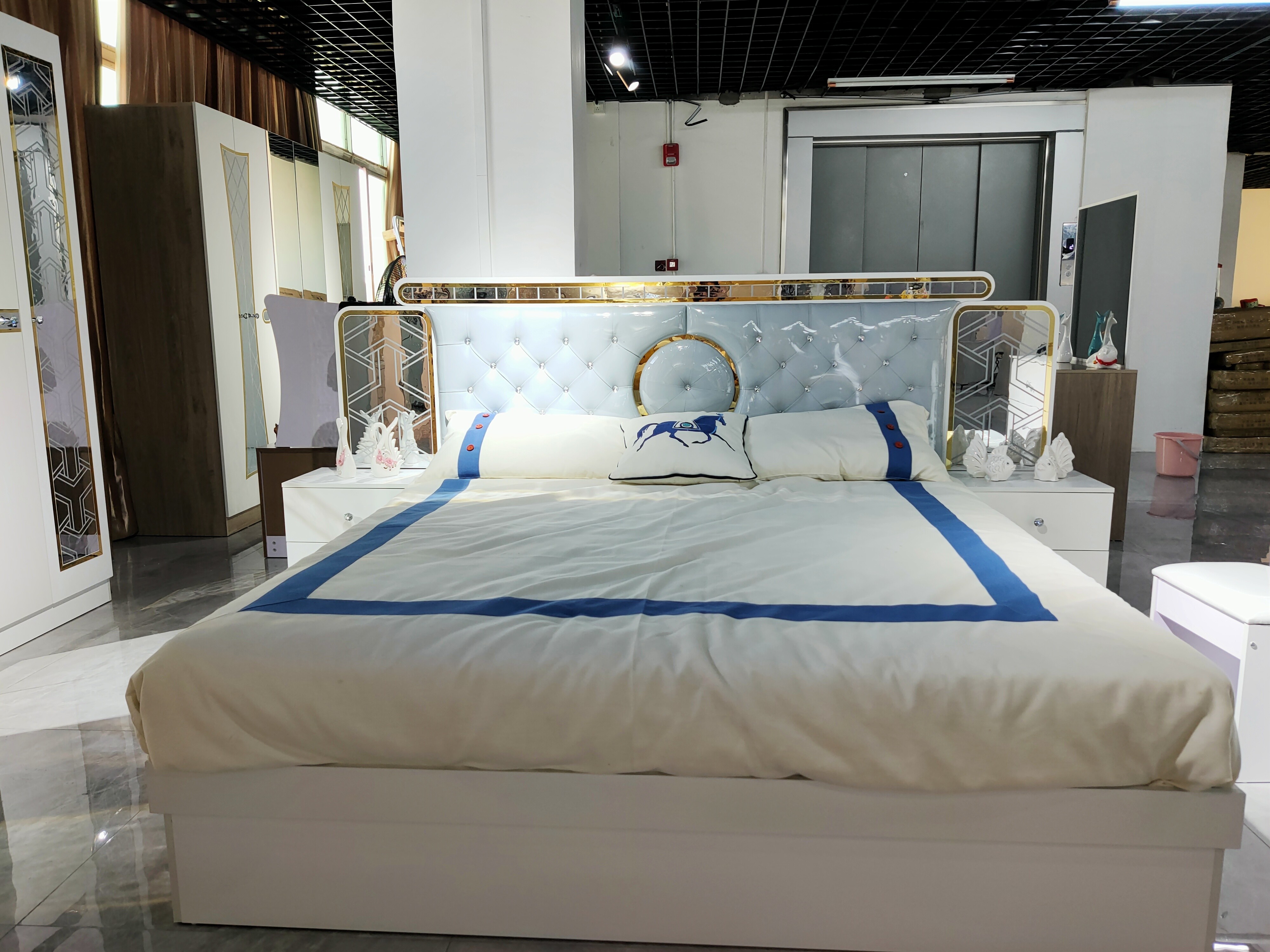 Chic Silver Bedroom Furniture Commercial Hotel Bedroom Furniture OEM ODM