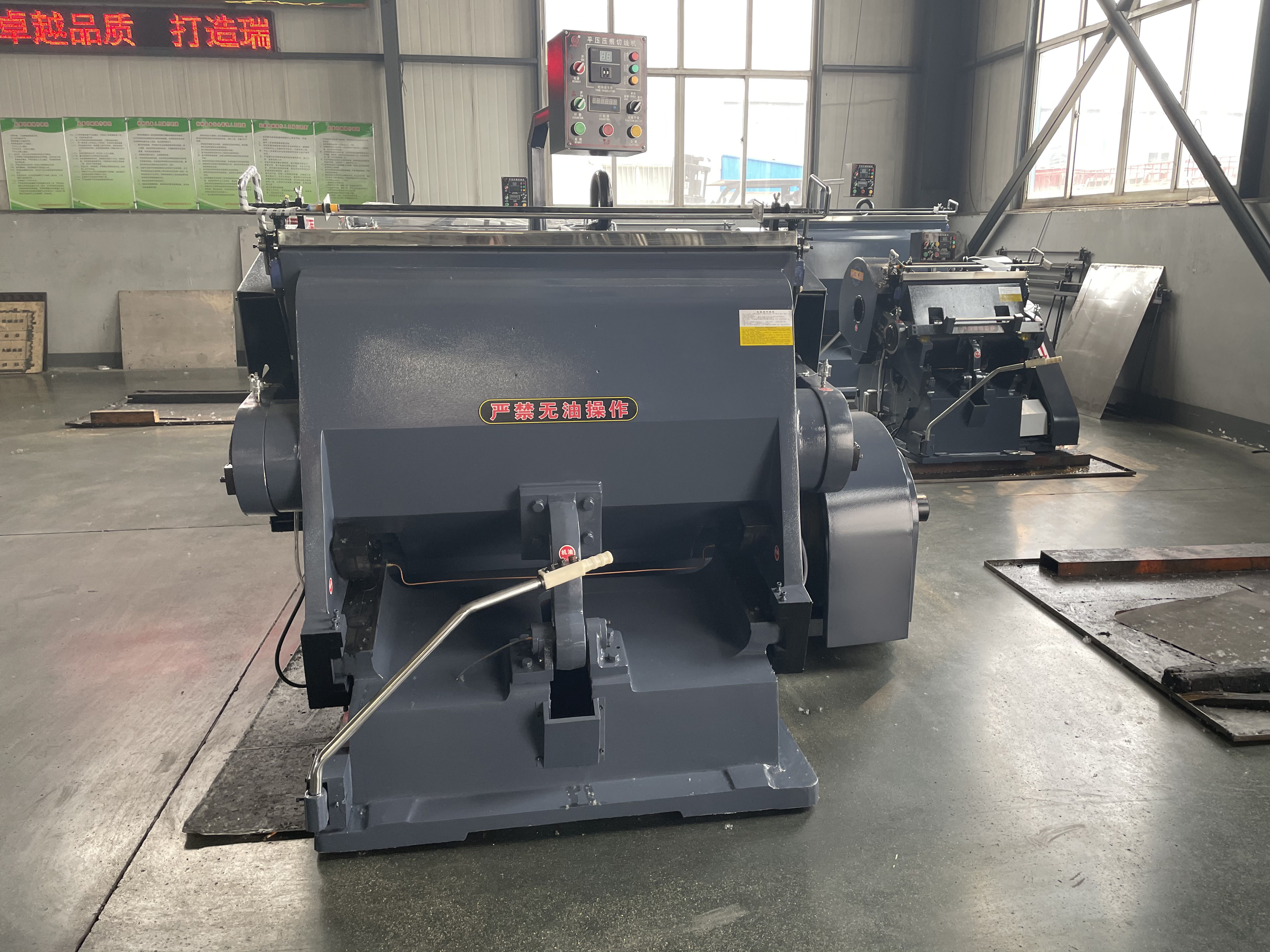 ML1200 Semi Automatic Paperboard Die Cutting And Creasing Machine
