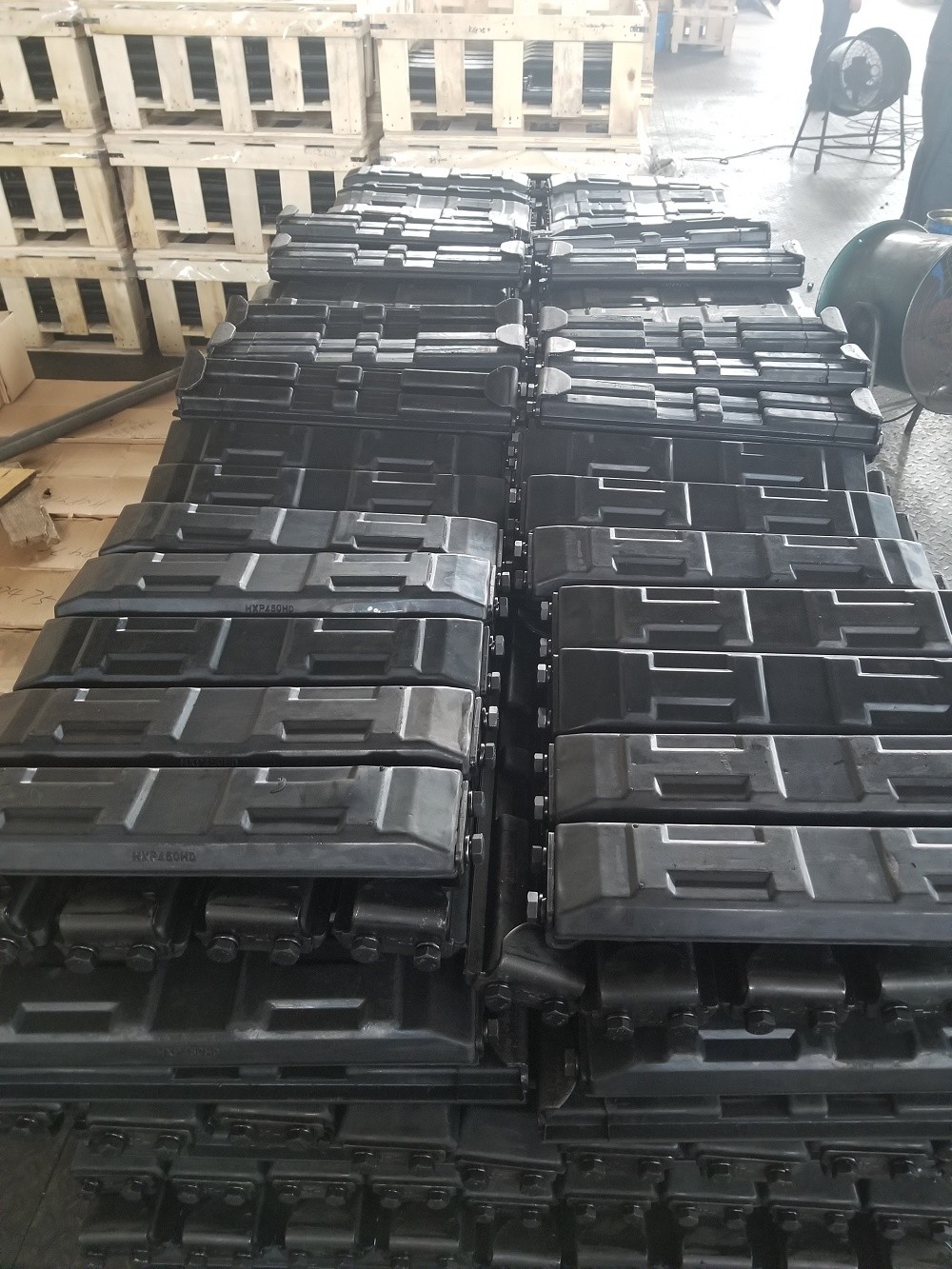 700mm Pitch Clip On Excavator Rubber Pads For Komatsu