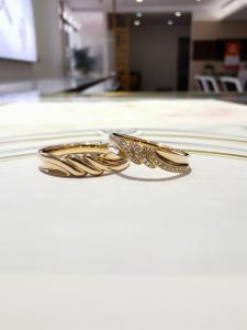 China Highly Polished Classic AU750 Anniversary Gold Rings For Couples wholesale